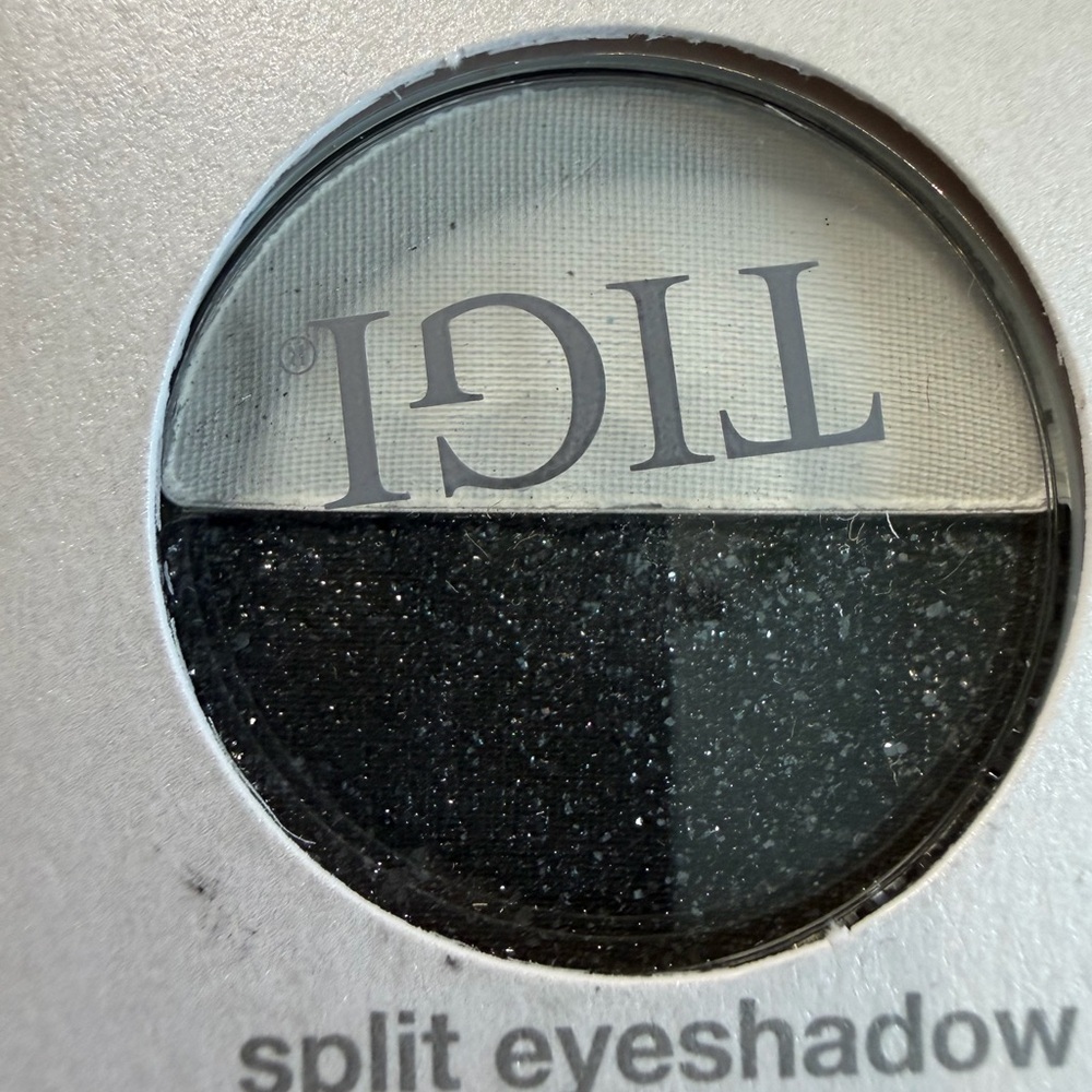 💜3/$15 High Density Split Eyeshadow - Picture 2 of 4
